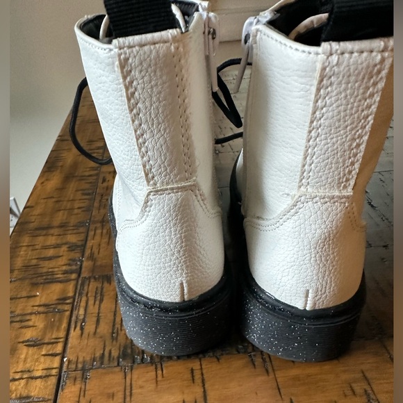 Sincerely Jules White Boots - Picture 2 of 6